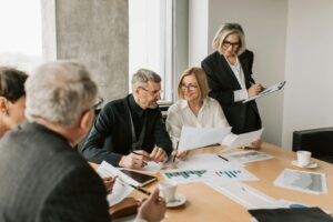 Un groupe diversifié de professionnels du monde des affaires engagés dans une réunion stratégique.