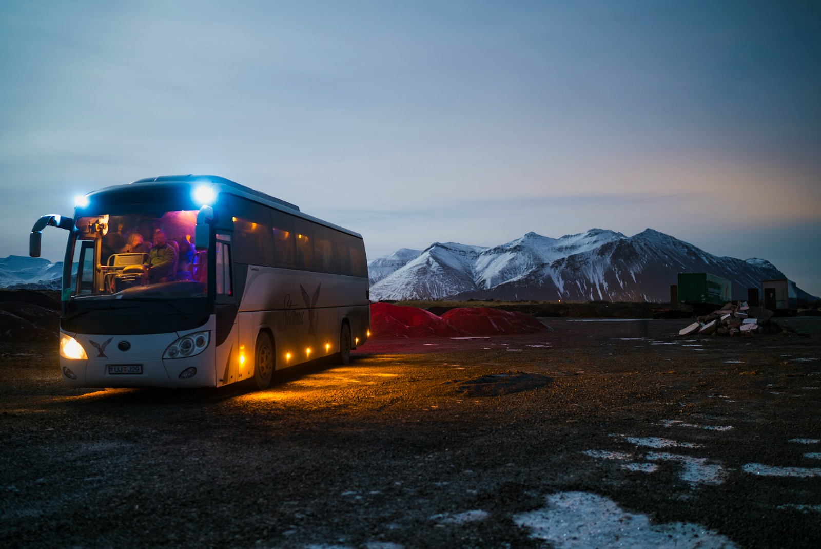 bus blanc et noir circulant près de la montagne