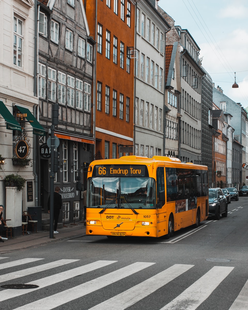 bus jaune et noir sur la route pendant la journée