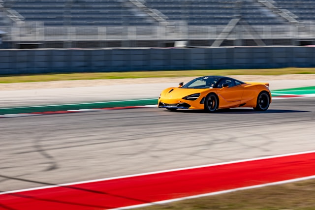 Ferrari vs Aston Martin